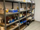 de nombreuses étagères sur lesquelles sont posés des aliments, dans une pièce