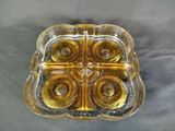un plateau en verre orné de quatre anneaux dorés