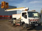 un camion équipé d'une grue à l'arrière, garé devant un immeuble