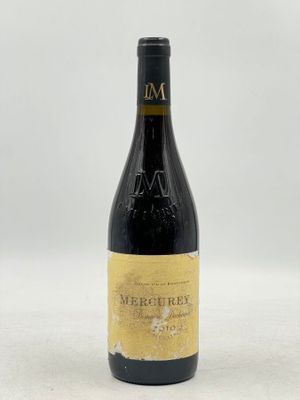 une bouteille de vin posée sur une table blanche
