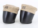 deux mannequins noirs coiffés de chapeaux kaki