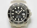 une montre Rolex avec un cadran noir et un bracelet