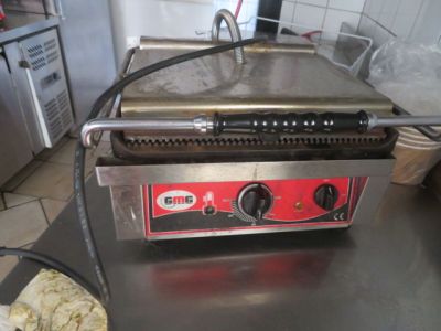une photo d'un grill à hot-dogs professionnel dans une cuisine professionnelle