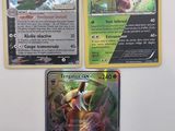 trois cartes pokemon posées les unes sur les autres sur une table