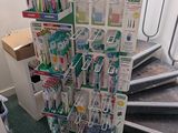 un présentoir de brosses à dents et de dentifrice dans un magasin