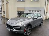 La Porsche Cayenne est garée devant un immeuble