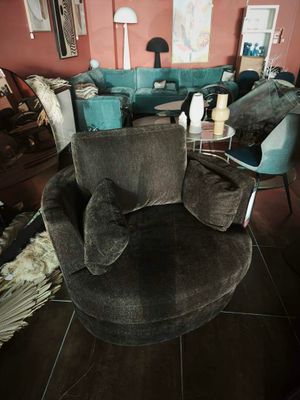 une photo d'un salon avec un canapé et des fauteuils