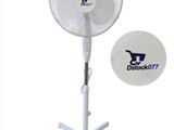 Le ventilateur est blanc et porte un logo.