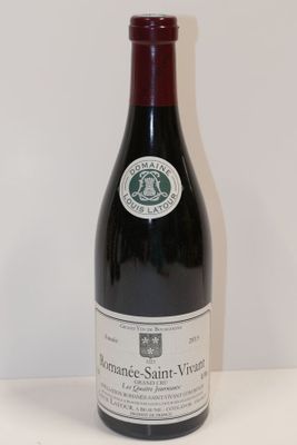 une bouteille de vin posée sur une table