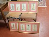 trois photos encadrées représentant des femmes assises sur un banc dans une pièce