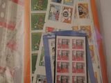 un grand nombre de timbres dans un sac posé sur une table
