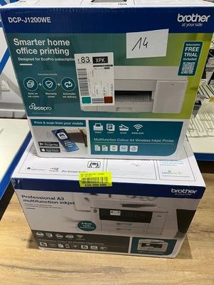 une boîte posée sur une table, avec une imprimante dessus