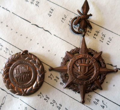 Vietnam - Indochine : deux médailles sans ruban.