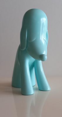 une figurine d'éléphant bleue posée sur une surface blanche