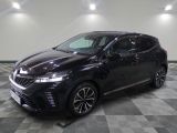 une voiture noire est garée dans une pièce au sol en damier