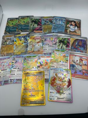 un tas de cartes pokemon posées sur une table