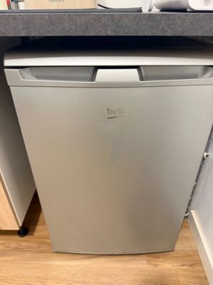 une photo d'un lave-vaisselle dans un coin de la cuisine