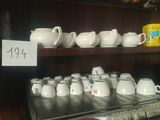 de nombreuses tasses et mugs sur les étagères du magasin