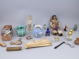 un grand nombre d'objets posés sur une table