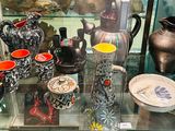 de nombreux vases et bols exposés dans une vitrine