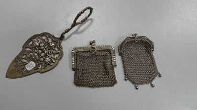 trois porte-monnaie anciens en métal argenté et un petit porte-monnaie argenté