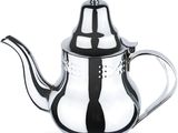 une théière en argent avec une anse noire sur fond blanc