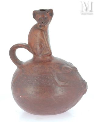 un vase marron sur lequel est assis un chat