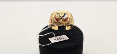 une photo d'une bague en or posée sur une boîte noire, avec une étiquette de prix