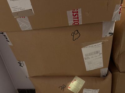 de nombreuses boîtes empilées dans une pièce