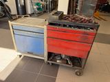 un chariot de chantier rouge et bleu dans un garage