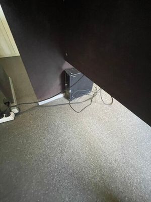 une image représentant une pièce avec un bureau et un ordinateur