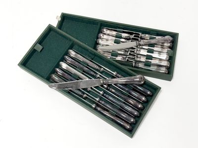 Douze COUTEAUX de TABLE et douze COUTEAUXà FROMAGE le manche en métal  - Photo 1