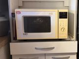 un micro-ondes et un réfrigérateur dans une petite cuisine