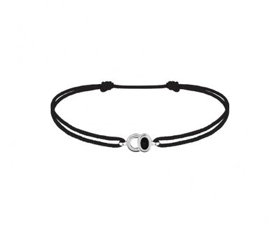 un bracelet en cordon noir muni d'un fermoir argenté, sur fond blanc