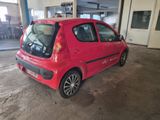 une petite voiture rouge garée à l'intérieur d'un bâtiment