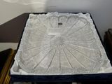 un plateau blanc orné d'un motif de dentelle blanche