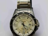 gros plan d'une montre sur une surface blanche