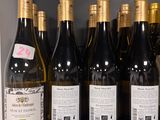 Des bouteilles de vin sont alignées sur une étagère dans un magasin de vins.