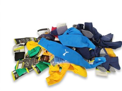 un tas de vêtements de toutes sortes posé sur une surface blanche