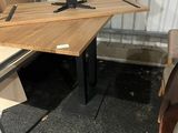 une photo d'un bureau sur lequel se trouve un écran d'ordinateur