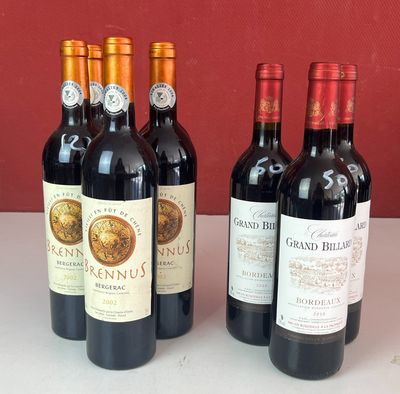 plusieurs bouteilles de vin sont alignées sur une table