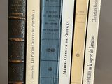 beaucoup de livres qui traînent sur une étagère