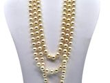 un gros plan d'un collier orné de perles porté par un mannequin