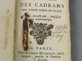 un livre ouvert sur lequel figure l'image d'un homme tenant un verre à vin