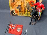 une figurine représentant un homme à cheval à côté d'un drapeau