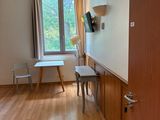 une pièce avec une table et des chaises