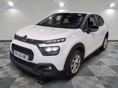 la citrole blanche est garee sur un carrelage en damier