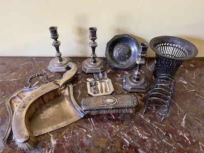 beaucoup d'objets en argent sur la table