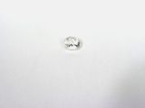 un seul diamant blanc sur une surface blanche