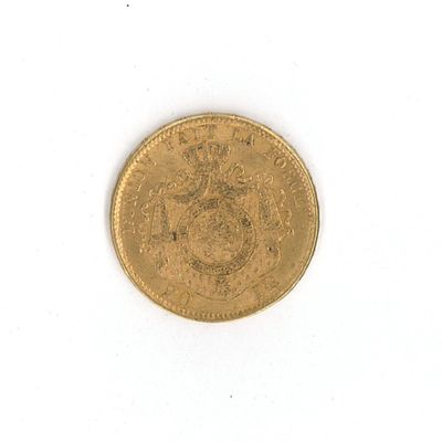 l'image d'une pièce d'or posée sur une surface blanche